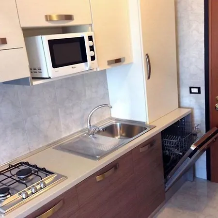 Poolside In 公寓 比比翁