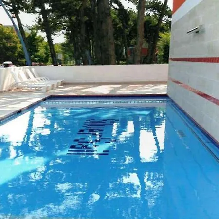 شقة Poolside In